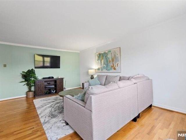 condo with 1 bedroom, Pompton Lakes NJ ES105278420