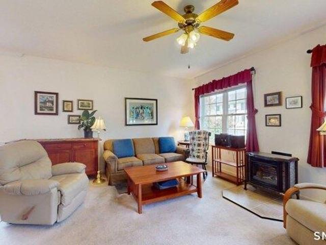 condo with 2 bedroom, Windsor Locks CT ES105609712