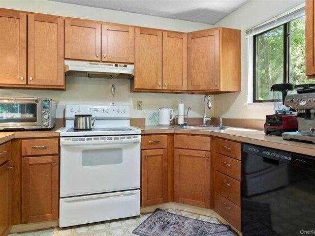condo with 2 bedroom, Yorktown Heights NY ES105277873