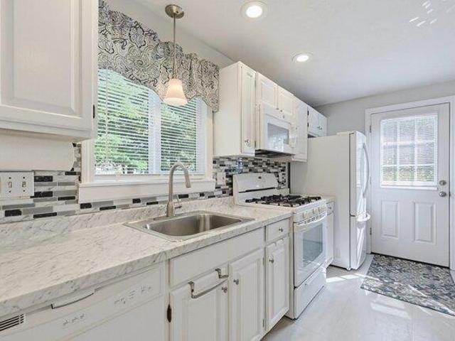 condo with 2 bedroom, Franklin MA ES105532439
