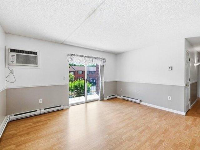 condo with 2 bedroom, Holyoke MA ES104406948