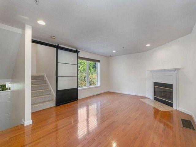 condo with 2 bedroom, Nashua NH ES105587158