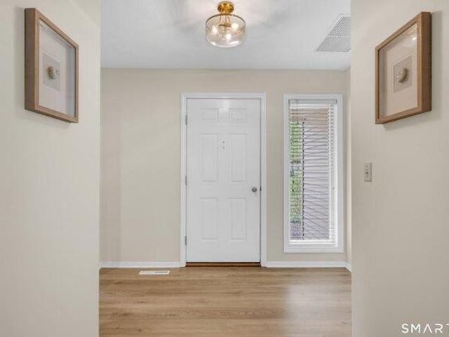 condo with 2 bedroom, Simsbury CT ES105231202