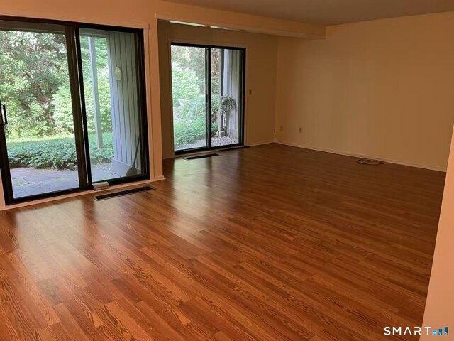 condo with 2 bedroom, Southbury CT ES105475180