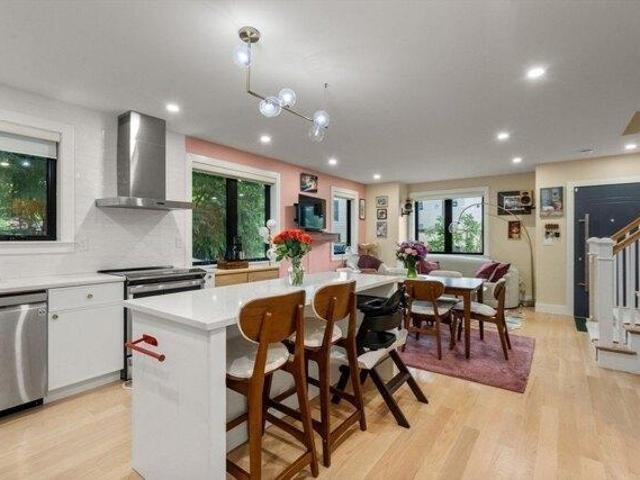 condo with 3 bedroom, Waltham MA ES105386576
