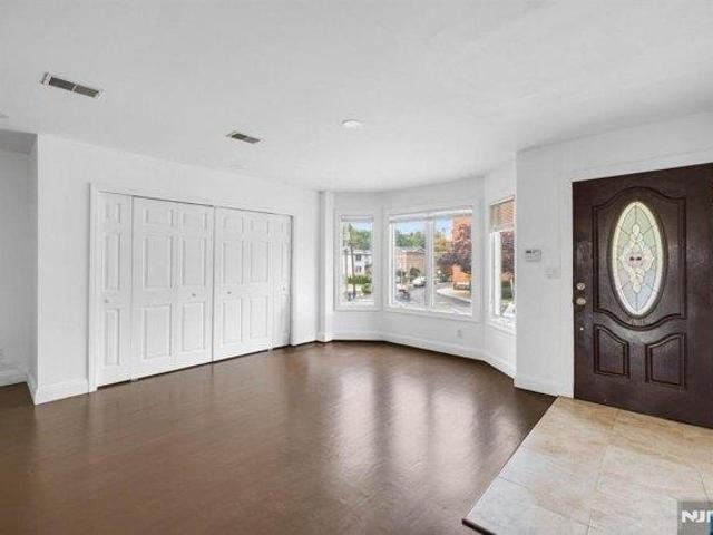 condo with 3 bedroom, Palisades Park NJ ES105513433