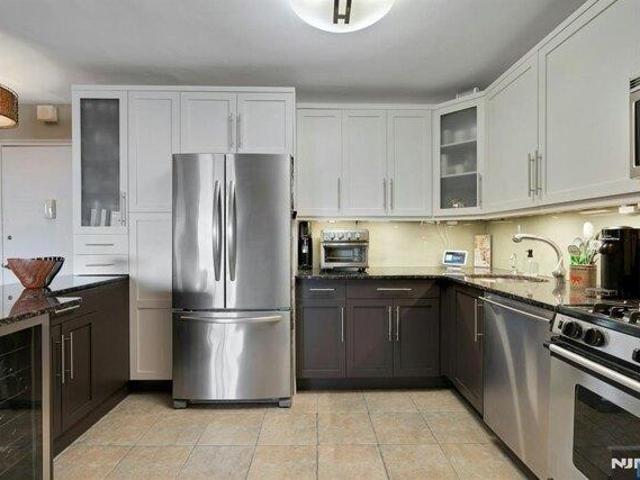 condo with 4 bedroom, Fort Lee NJ ES105548582