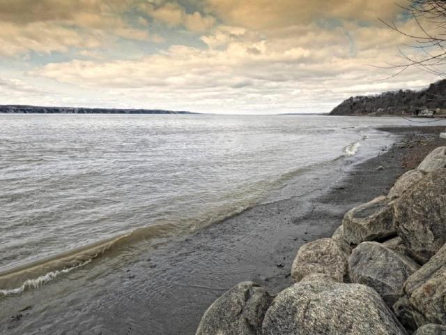 condo directement au bord du fleuve St Laurent,4.5