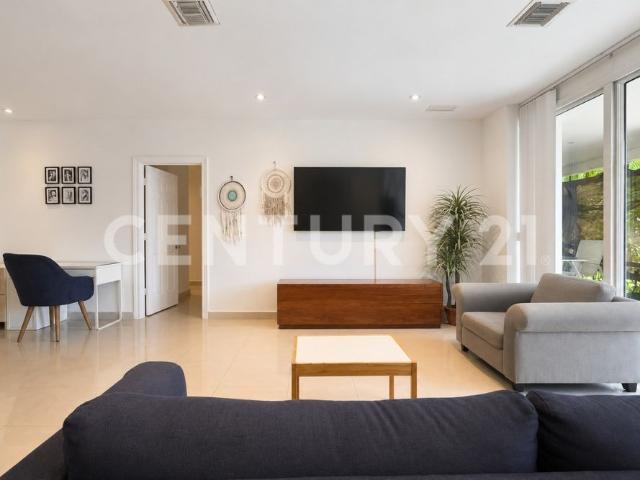 Condo en planta baja con amplia terraza privada en renta en Cozumel