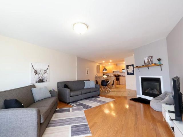 CONDO ENTIÈREMENT MEUBLÉ TOUT INCLUS SECTEUR TRANQUILLE BIEN SITUÉ