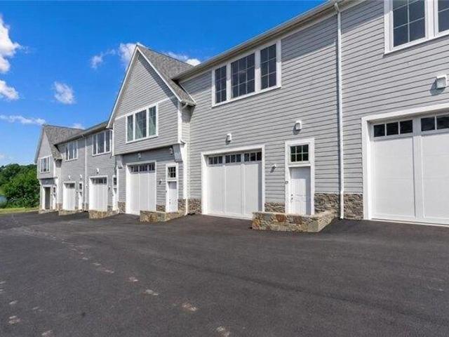condo Middletown RI ES105402120