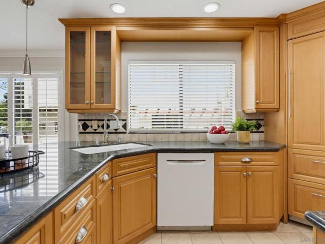 1951 Diamond St