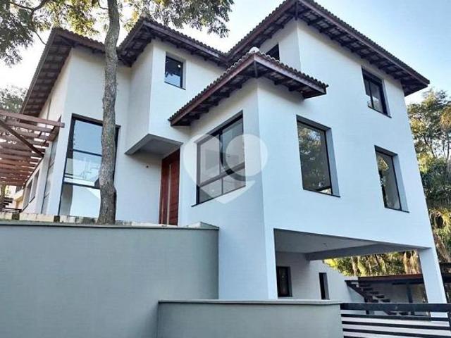 Casa no Residencial Cantareira | 3 Suítes | 300m² | 7 Vagas | 1100m² de Terreno