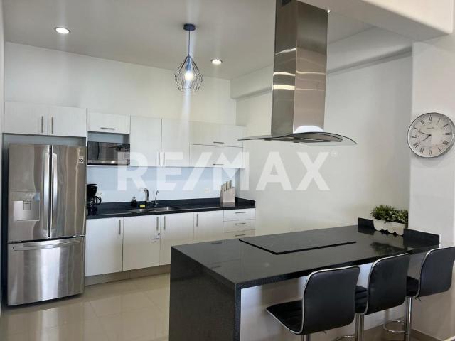 Condominio en Torre T, Zona Dorada con vista al Mar