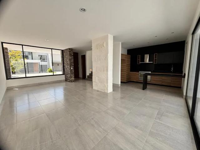 Condominio en Venta en Residencial Santa Fe, León Casa con Cocina Integral y Sistema de Seguridad