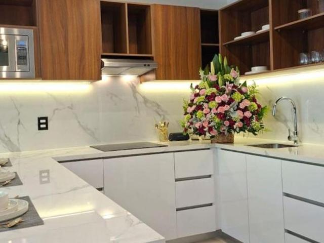 Condominio luminoso con terraza y amenidades como camastros y alberca, en venta