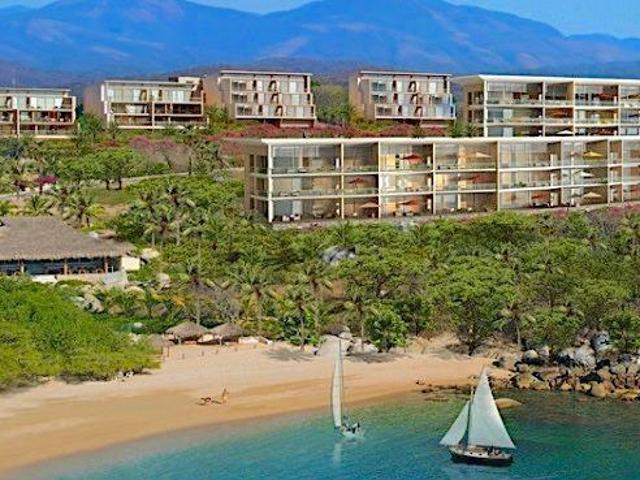 Condominio vista al mar, con club de playa y restaurante, 4 albercas, gimnasio