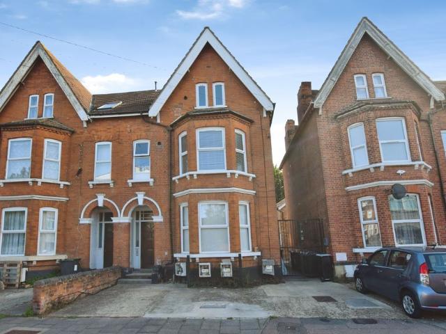 Conduit Road, Close To Train Station, Bedford MK40, 1 bed flat to rent, £900 pcm | PrimeLocation