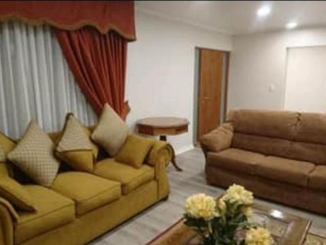 Confortable Casa de tres pisos, linda vista a la ciudad