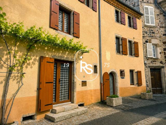 Confortable maison de village de 304 m2 habitables divisée e