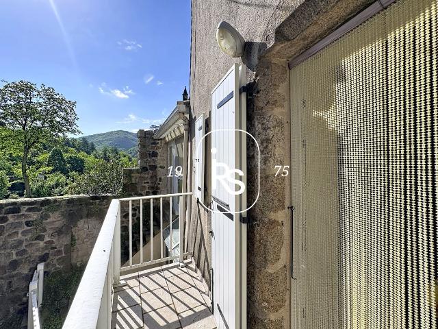 Confortable maison de village de 304 m2 habitables divisée e. 304m² Thueyts