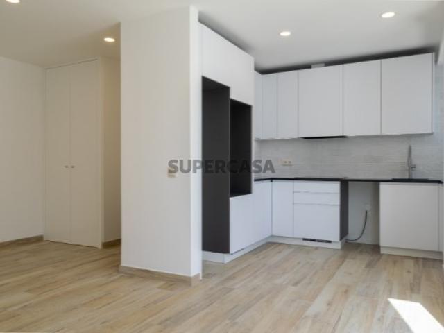 Confortável apartamento com 1 quarto, totalmente renovado, localizado no centro da cidade de Silves, a curta distância de todos os serviços essenciais, comércio local, escolas e diversos restaurantes