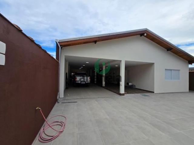 Confortável casa com 2 suítes disponível para venda no bairro do Ariri Cananéia / SP