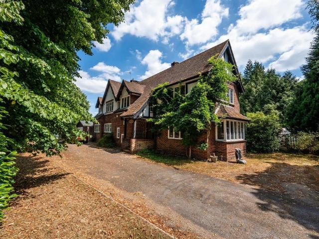 Conford Drive, Shalford, Guildford, GU4 5 bed detached house to rent £3,650 pcm £842 pw