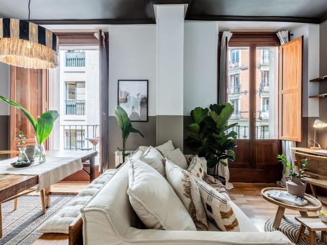 Congo Inspired 1 Bedroom Apartment with Balcony and Building Pool in Centro Madrid, Madrid Amsterdam Apartments for Rent