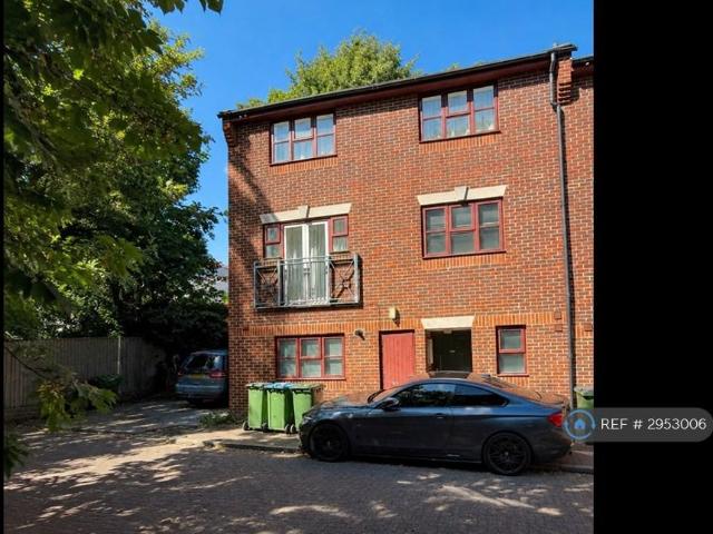 Congleton Grove, London, SE18 3 bed end of terrace house to rent £2,395 pcm £553 pw