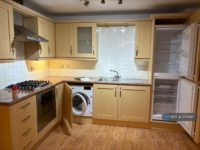 Conigre Square, Trowbridge, BA14 2 bed flat to rent £975 pcm £225 pw