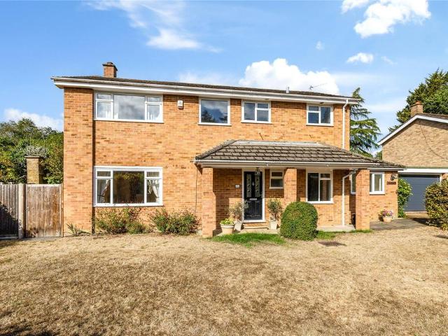 Conifers, Weybridge, Surrey, KT13 4 bed detached house to rent £4,250 pcm £981 pw