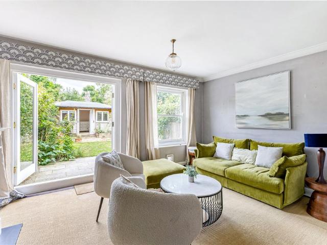 Coningham Road, London, W12 2 bed flat to rent £4,250 pcm £981 pw