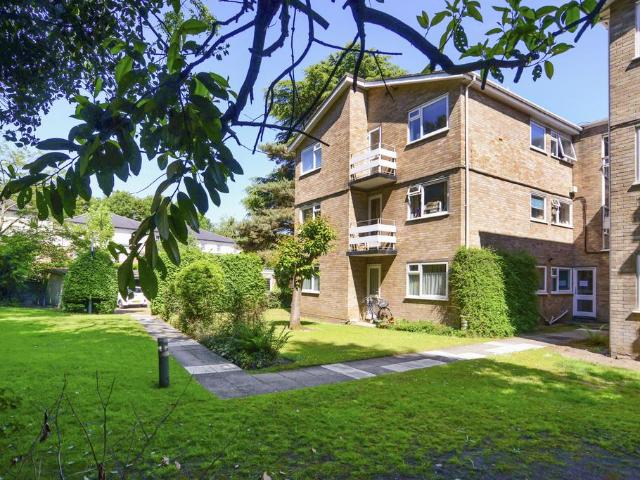 Coniston Court, Weybridge, KT13 2 bed flat to rent £1,700 pcm £392 pw