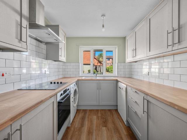 Coniston Close, London SW20 3 bed maisonette to rent £2,750 pcm £635 pw