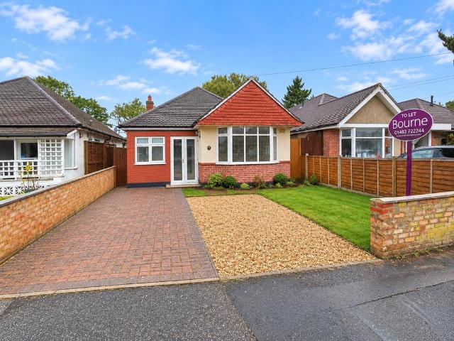 Coniston Road, Woking, Surrey, GU22 3 bed bungalow to rent £2,150 pcm £496 pw