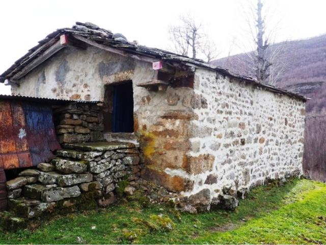 CONJUNTO 3 CABAÑAS CON 364 M2 CONSTR. + ANEXOS Y TERRENOS TOTALES DE 23.060 M2, LUZ, AGUA, ACCESO SALCEDILLO LUNADA KM