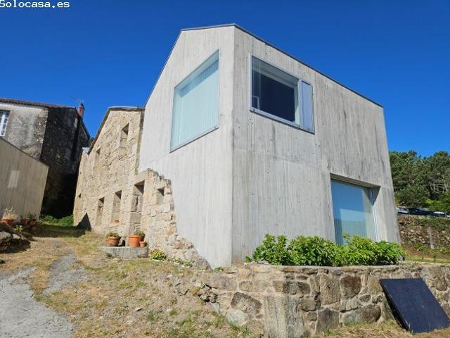 CONJUNTO ARQUITECTÓNICO REFORMADO EN PLENA RIA DE MUROS CON VARIOS PREMIOS DE ARQUITECTURA