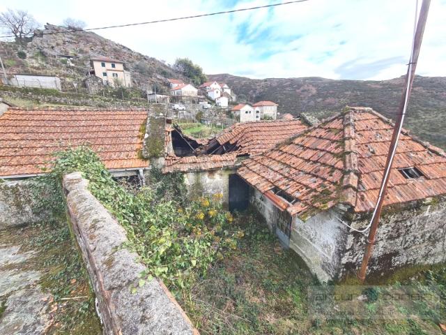 Conjunto com 2 casas e terreno