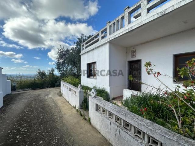 Conjunto de 2 moradias para remodelação total com maravilhosa vista mar
