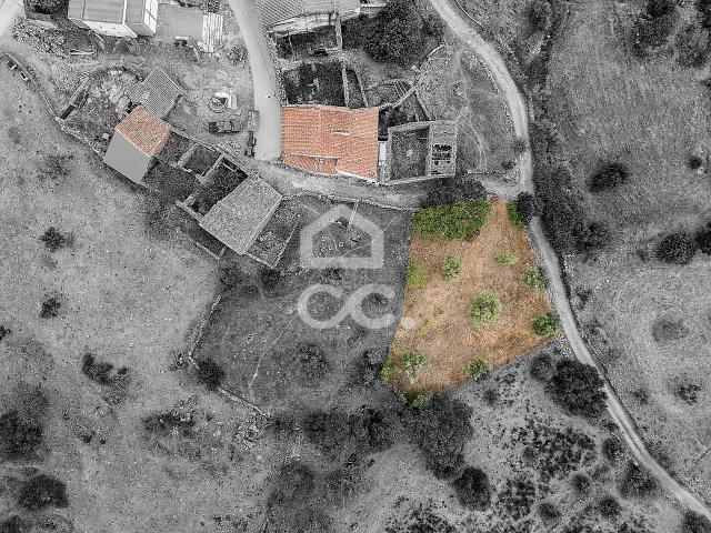 Conjunto de 2 Moradias T1 com Anexo e 750 m² de Terreno em Amieira do Tejo, Portalegre