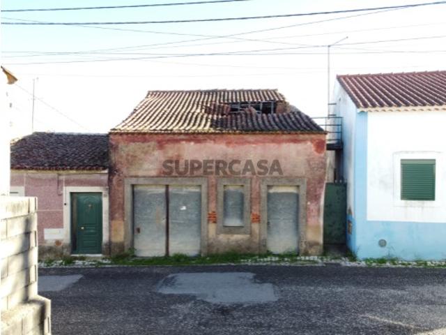 Conjunto de 2 Casas + Terreno Para Recuperação Total Oportunidade de Investimento em Lamarosa