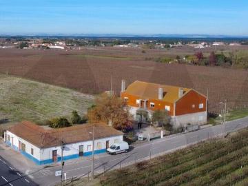 Conjunto de 2 edifícios com grande potencial | Investimento. 171m² Poceirão