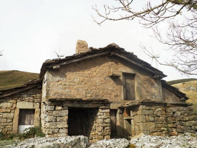 Conjunto de 3 Cabañas Indep. con anexos con 2 plantas, total 487 m2 y Terrenos que suman 39.000 m2, en Rioseco, a 6Km. d