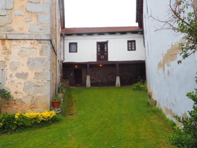 Conjunto de 3 Casas, una Casona y 2 de piedra con 1.088 m2 constr. en Terreno de 8.250 m2 en Riba de Ruesga Cantabria