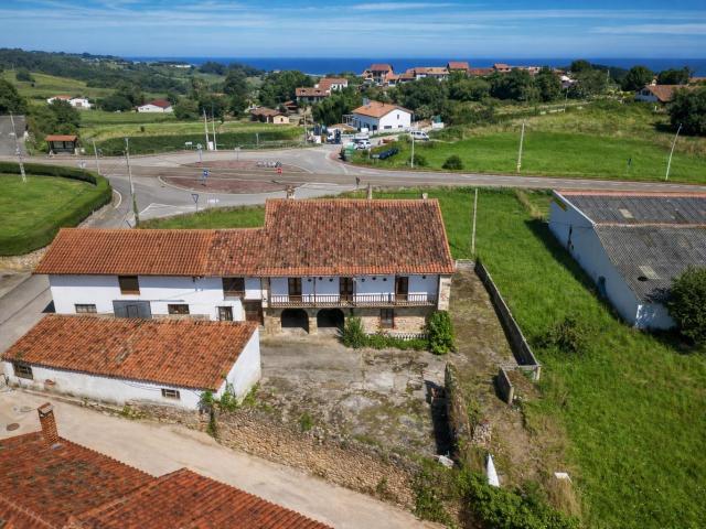 CONJUNTO DE EDIFICACIONES CON TERRENO URBANO EN LA REVILLA