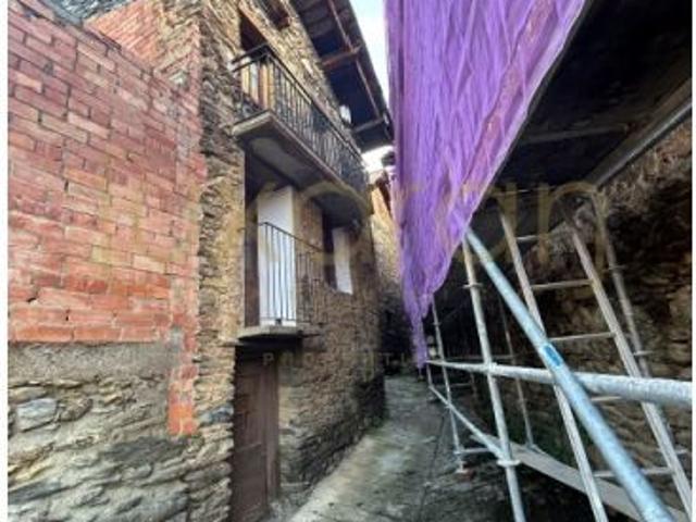 Conjunto de casa y pajar a rehabilitar en Alòs dIsil