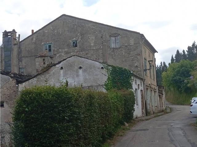 Conjunto de casas y terreno