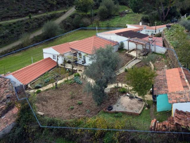 Conjunto de Casas em Pedra com Potencial de Investimento – A. 778m² Pombeiro Da Beira