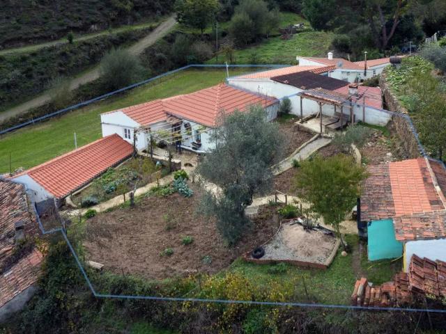 Conjunto de Casas em Pedra com Potencial de Investimento – Aldeia das Azenhas, Arganil